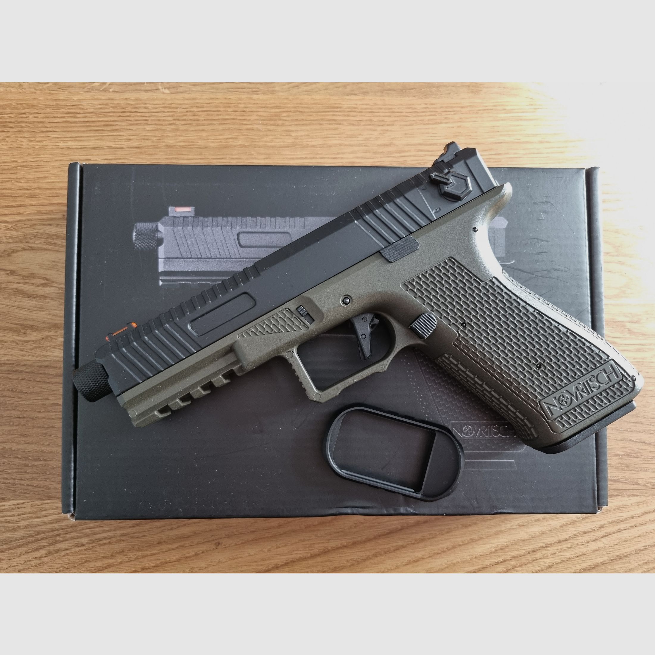 Airsoft AEP Novritsch SSE18 oliv mit Magazintrichter