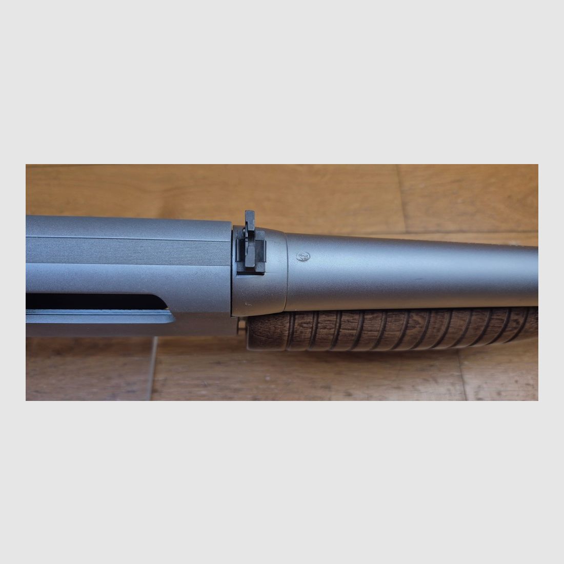 Bellissimo fucile a pompa Winchester Model 1300 – Versione rara in acciaio inossidabile « Security Police » – Cal. 12/76 – Finitura satinata integrale inossidabile (cromo su acciaio inossidabile) – Meccanica e legno impeccabili – Arma in stato di quasi nuovo – TBE++, immagine 21 di 34