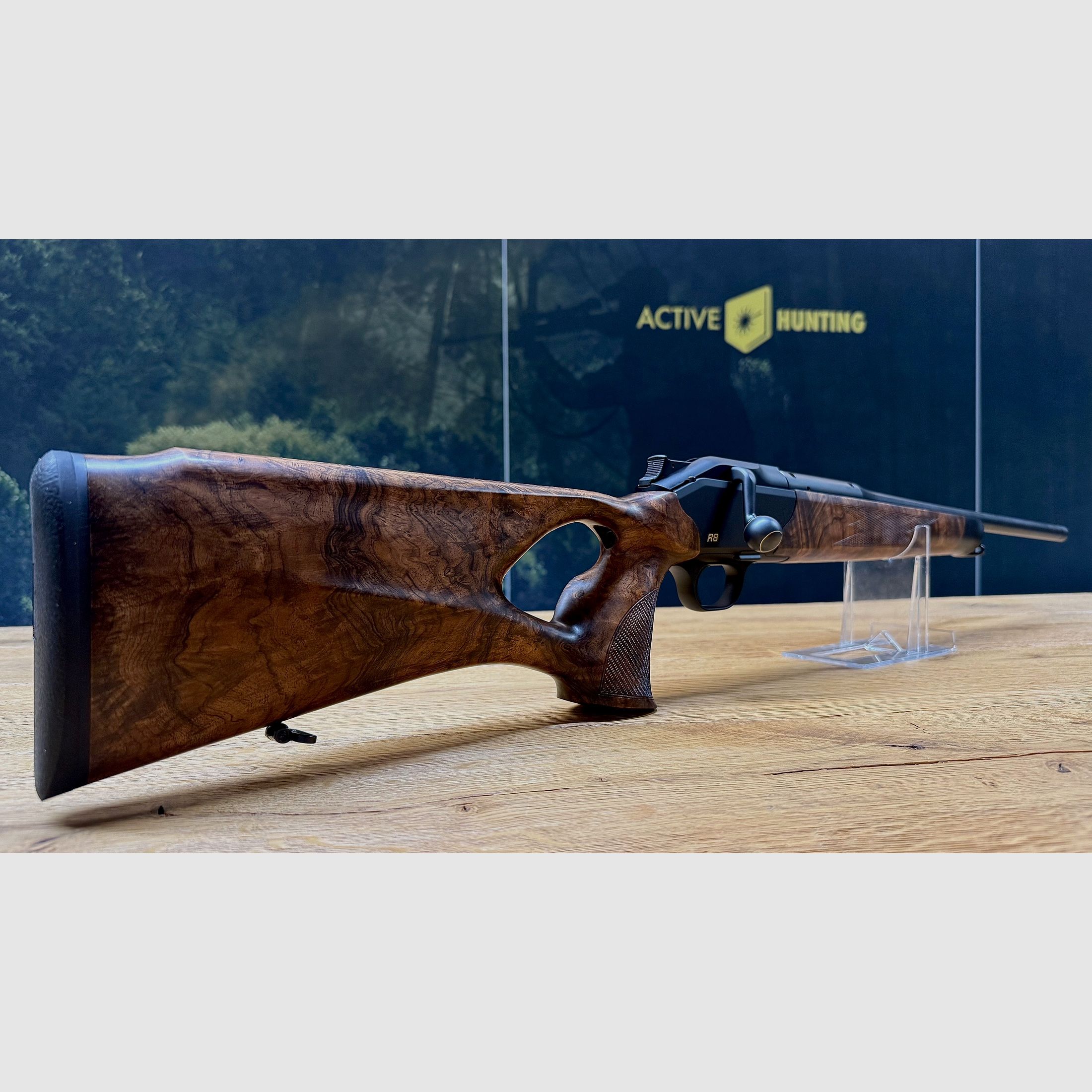 Blaser R8 mit traumhaftem Zubehör-Lochschaft Holzklasse 8-9, goldenes R8 Logo, Kammergriff Selours, gekürzter Lauf, M15x1 Gewinde, Standard-Kaliber wählbar