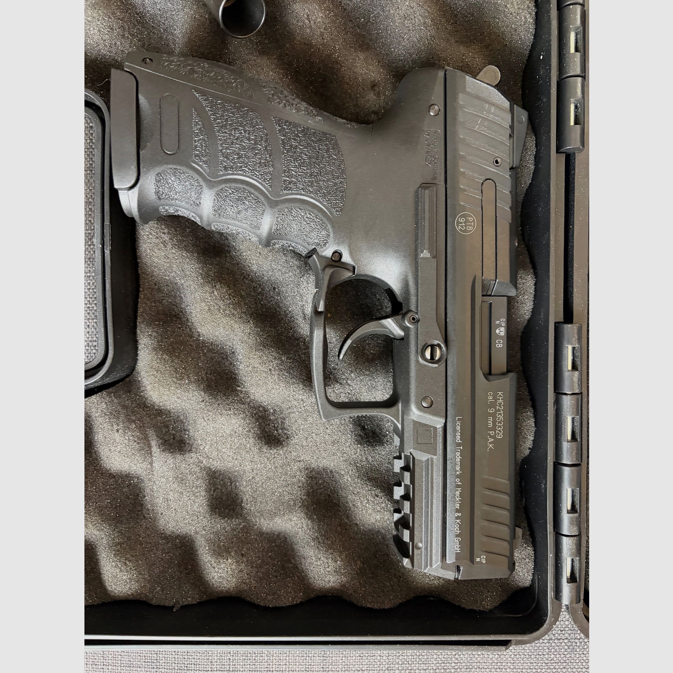 Heckler und Koch P30 mit 100 Schuss Platzpatronen 