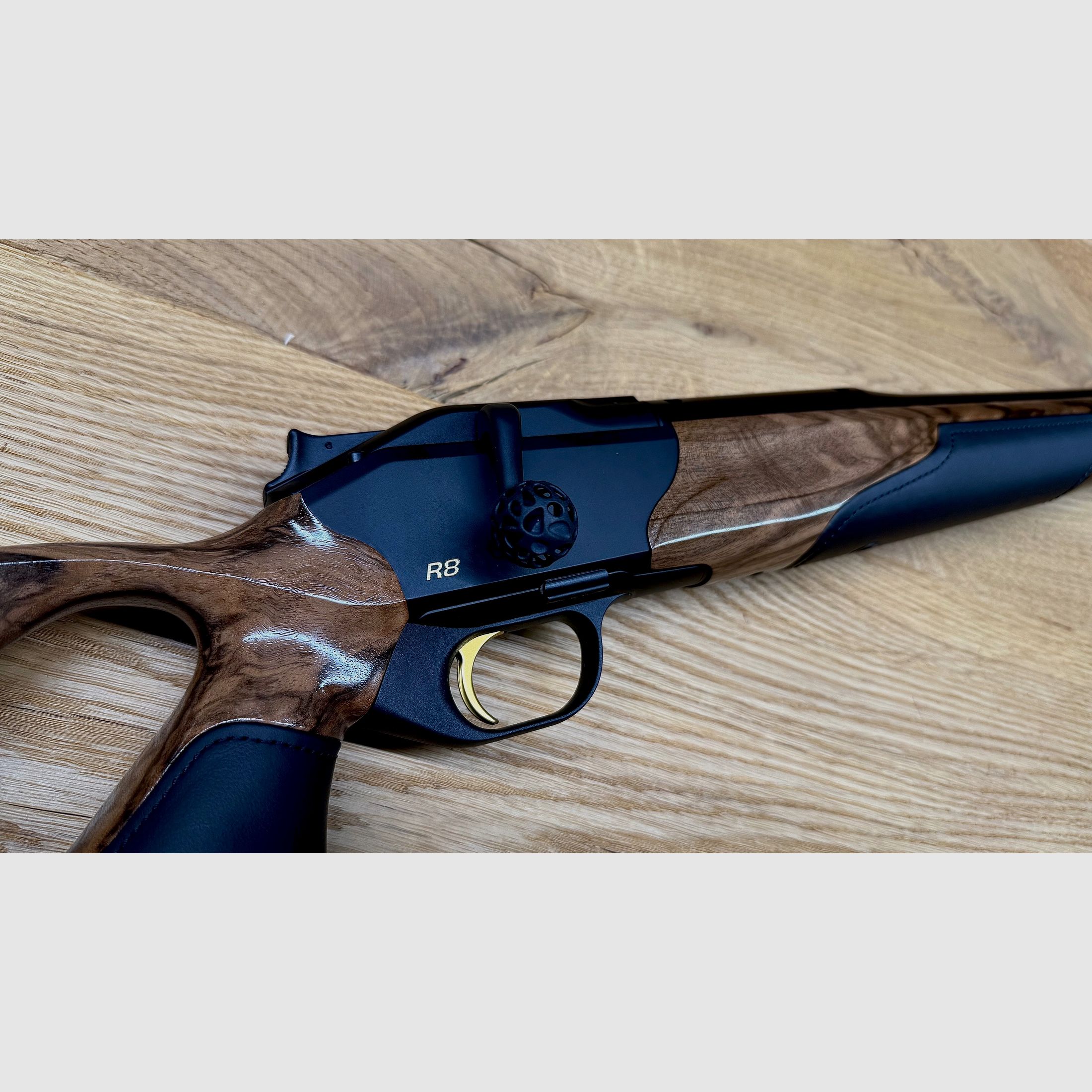 Blaser R8 Success Leder / HK 6 / Leder schwarz / Goldelemente / Standardkailber u. LL nach Wahl
