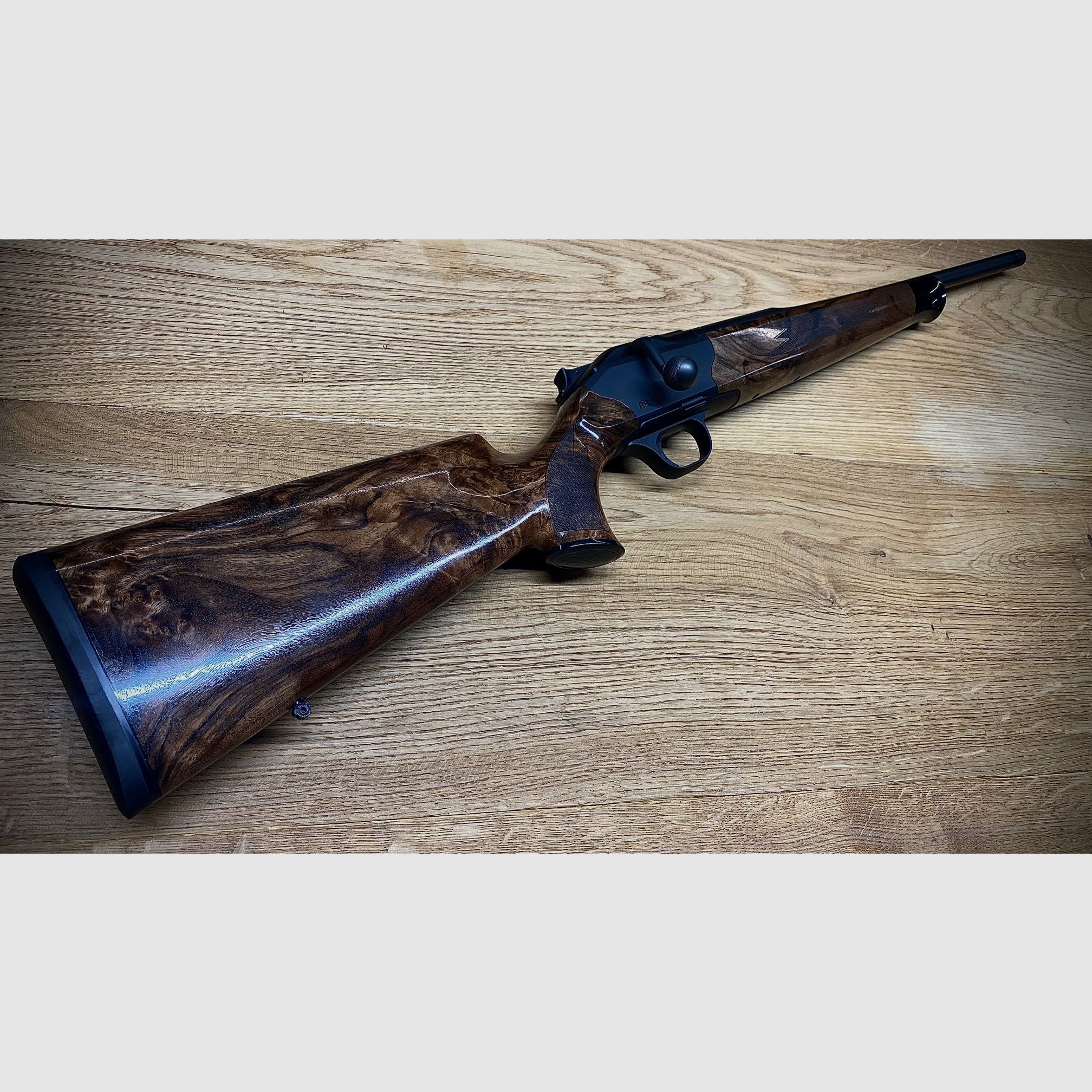Blaser R8 Holzklasse 7 / Stahlkugel graviert mit Fischhaut / Kaliber und Lauflänge nach Wahl