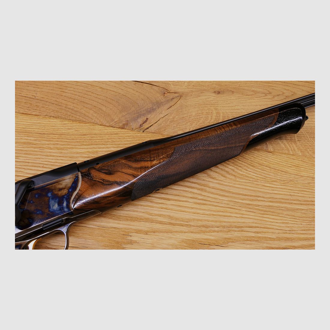 Blaser R8 mit Bunthärtung / Stahlsystem / kannelierter Lauf .308 / Stahlkugel gerändelt mit Blume und Goldlinie / goldener Verschlusskopf /  TRAUM AUS HOLZ & STAHL