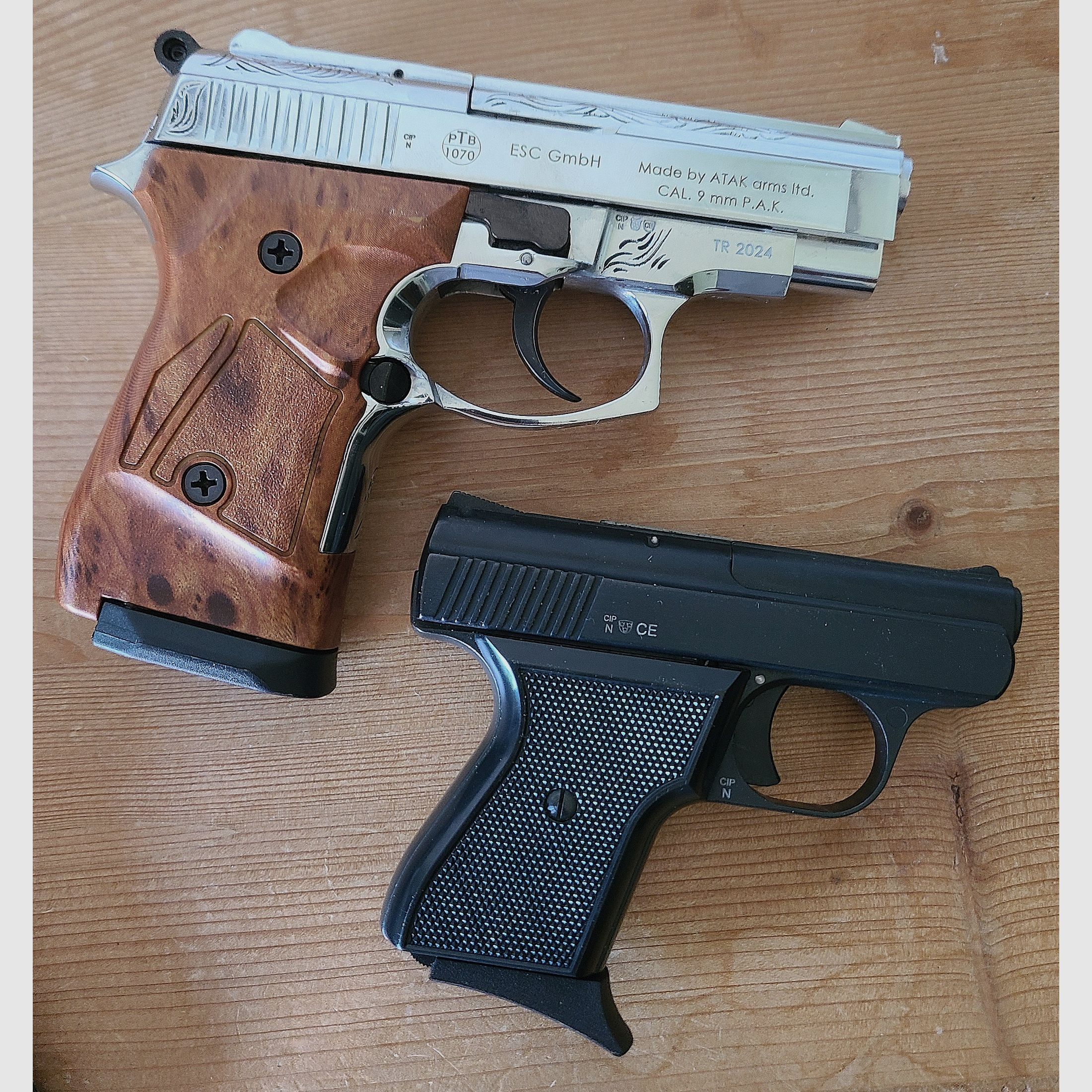 Blank firing pistols 2 pieces with 80 blank cartridges and telescopic stock, feel free to send price suggestions