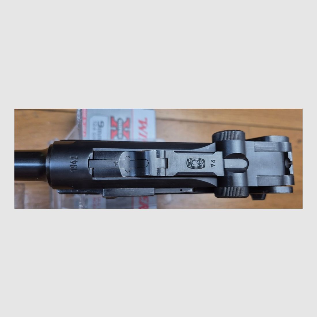 Rarissimo Luger P08 detto "Mauser Banner" – Arma di "Polizia" prodotta da Mauser nel 1942 – Calibro 9×19 – Una delle 25.165 armi di Polizia SS tipo Front Est – Una delle 5.550 contrassegnate "1942" con "Aquila+L" – Stato estetico e meccanico eccezionale – TBE+++, immagine 1 di 33