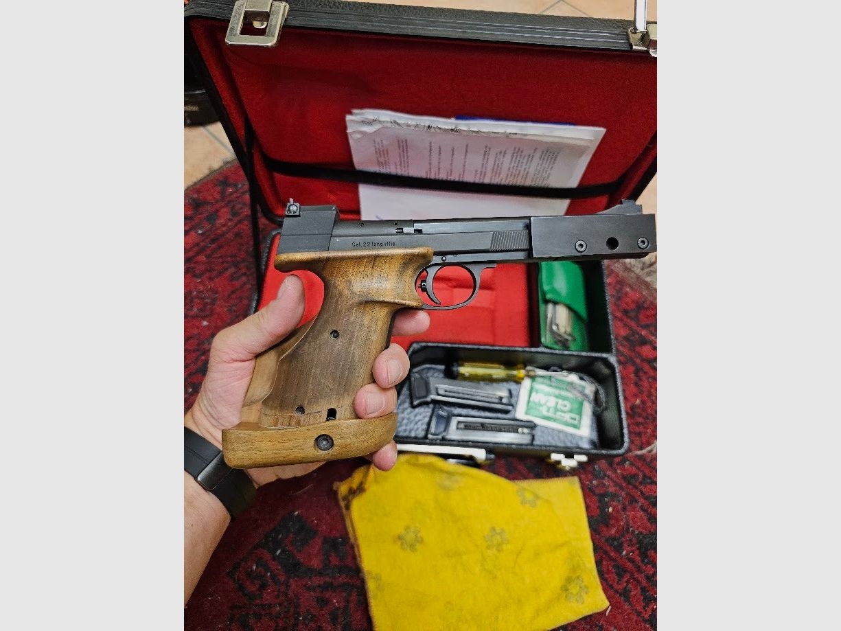 Hämmerli International – High-quality Swiss match pistol in caliber .22 l.r. in very good condition with case and accessories from an estate.
