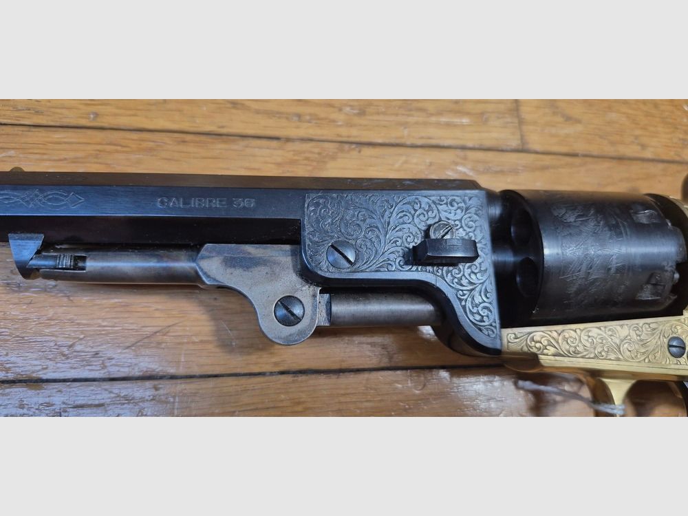 Schöner Schwarzpulverrevolver Colt 1851 von Pietta — Modell „Navy Yank“ — Kal. 36 — Luxusversion — Gehäuse und Lauf graviert — 100% schwarze Brünierung — Perfekte Mechanik — Waffe gestempelt BF (1995) — Ausgezeichneter Zustand — TBE+, Bild 6 von 23