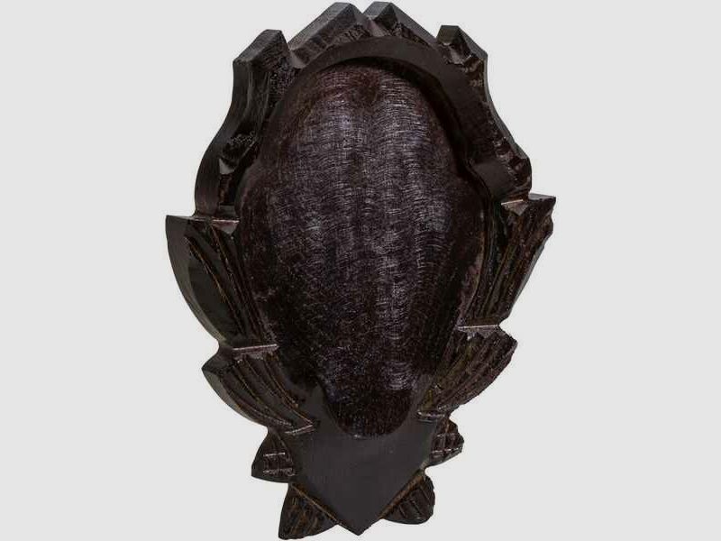 Trophäenschild Gams, geschnitzt, aus dunklem Weichholz. Größe 23x18cm. Innenfläche 16x11,5cm.