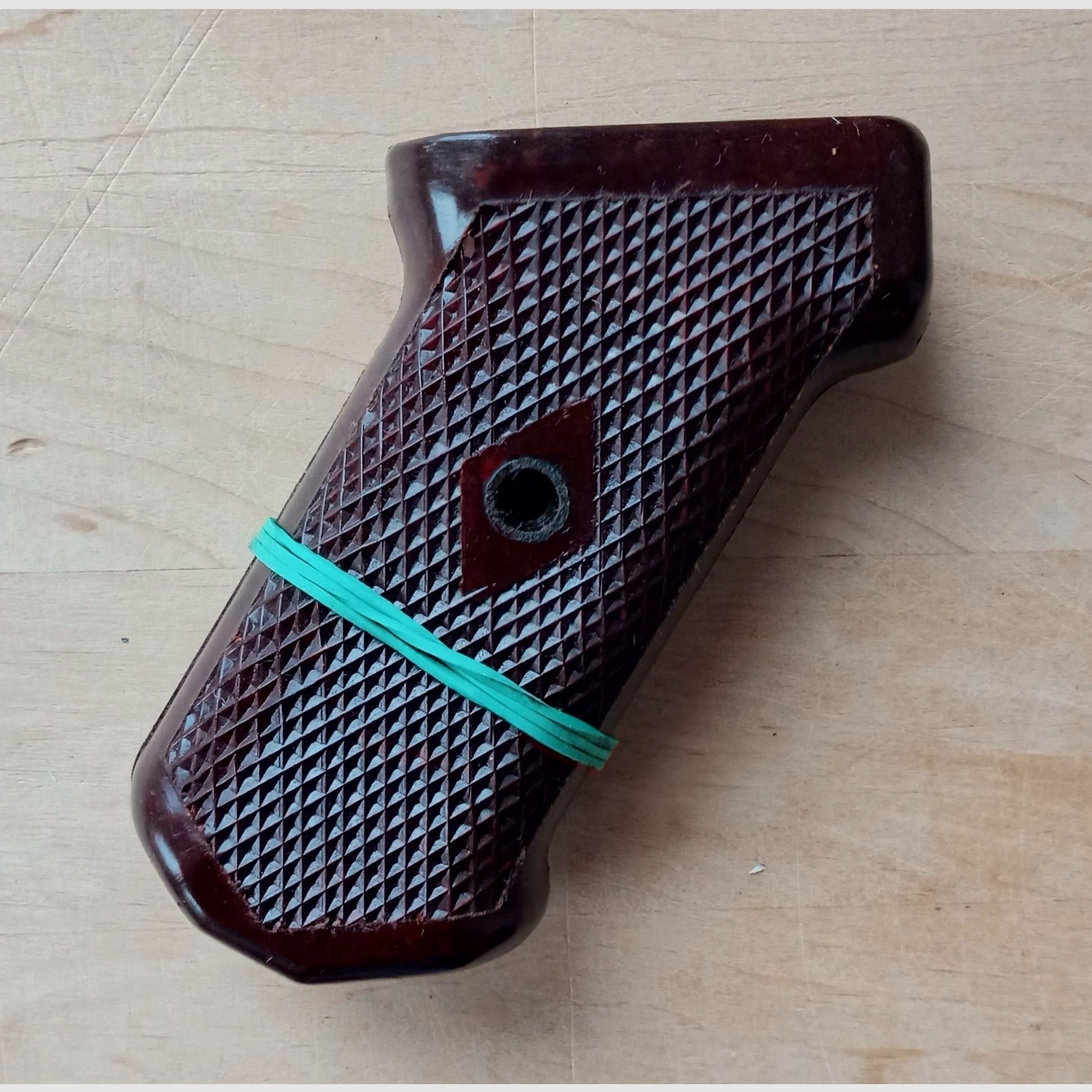 Original AK47 Typ 1 Griff aus Bakelit / zusammengehörige Griffschalen