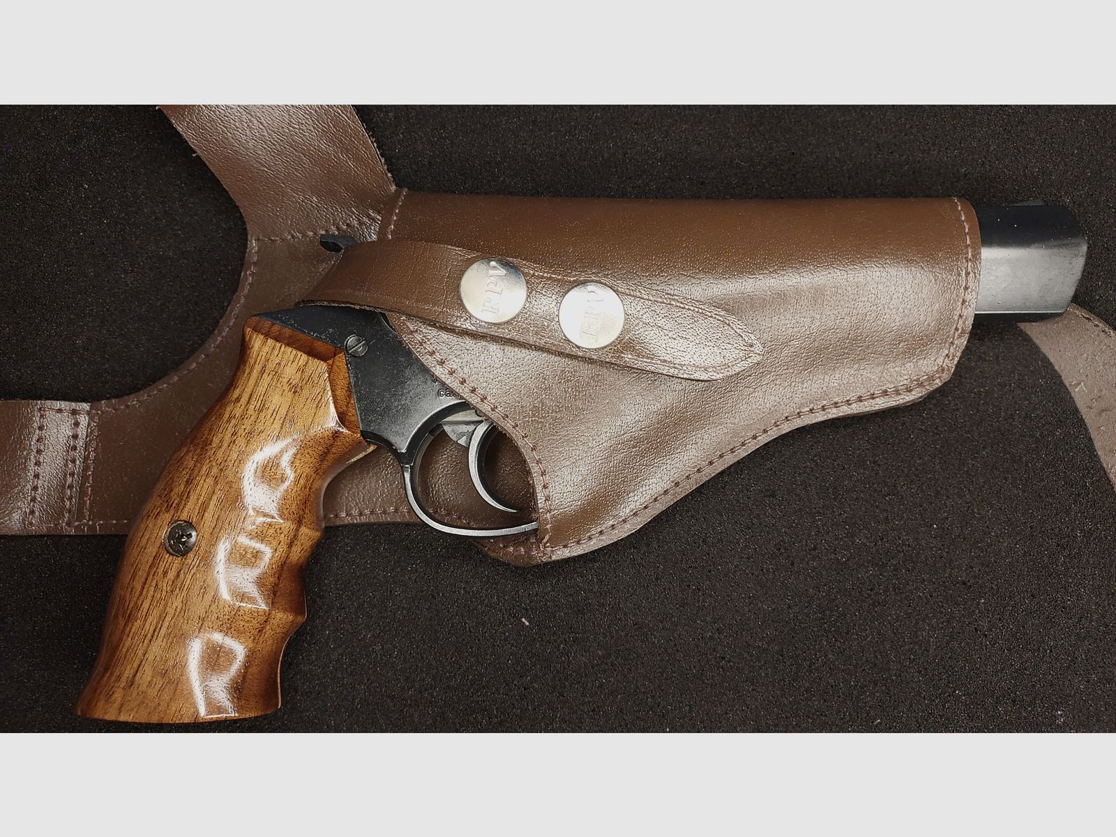 IWG Madlock revólver de detonación, cal. 9 mm R Knall (.380 Knall), PTB 721, "Hecho en Alemania" con funda de hombro de cuero