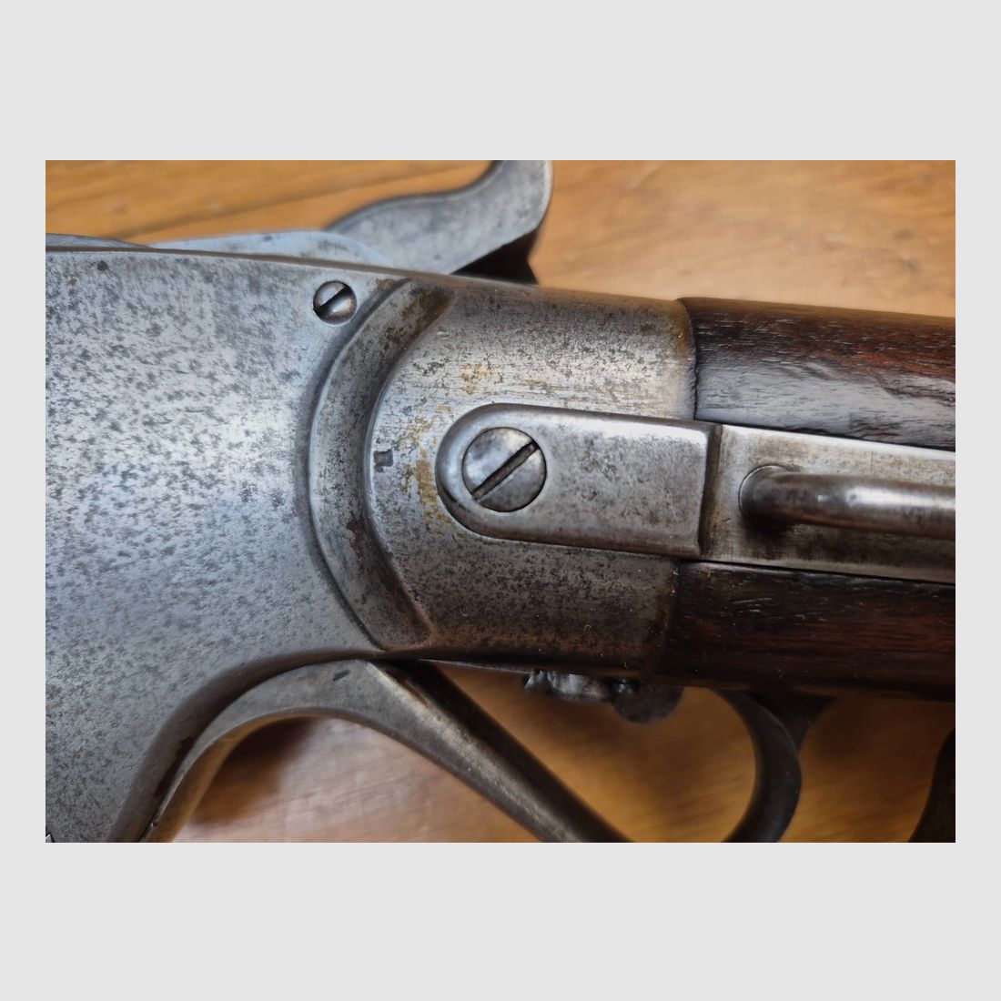 Mythologische und sehr seltene Spencer M1865 Repetierbüchse (nicht 1860!) – Kal. .56-50 – Waffe der US-Kavallerie, der Indianer und des Krieges von 1870! – Seltene Spencer-Fertigung in Boston – Sehr schönes Holz und Markierungen – Perfekte Mechanik – Makelloser Lauf – Sammlerwaffe und Teil der großen Geschichte in TBE ++!, Bild 7 von 43