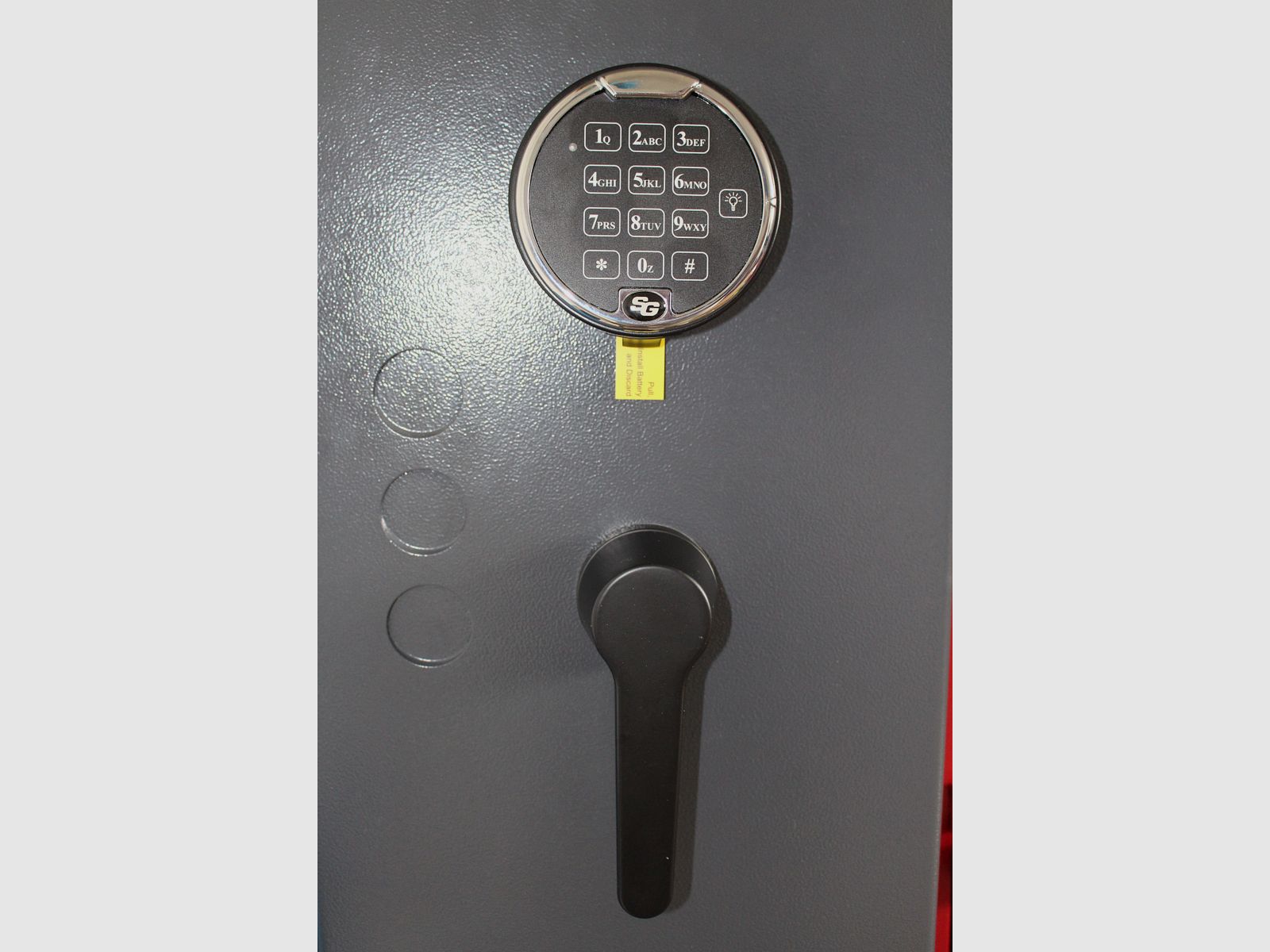 Waffenschrank in der graphitgrauen Farbe Grad 0 EN 1143-1 Safe 0-4 mit elektronischem Zahlenschloss S & G Spartan mit Tastatur und die Flinte als Geschenk erhalten