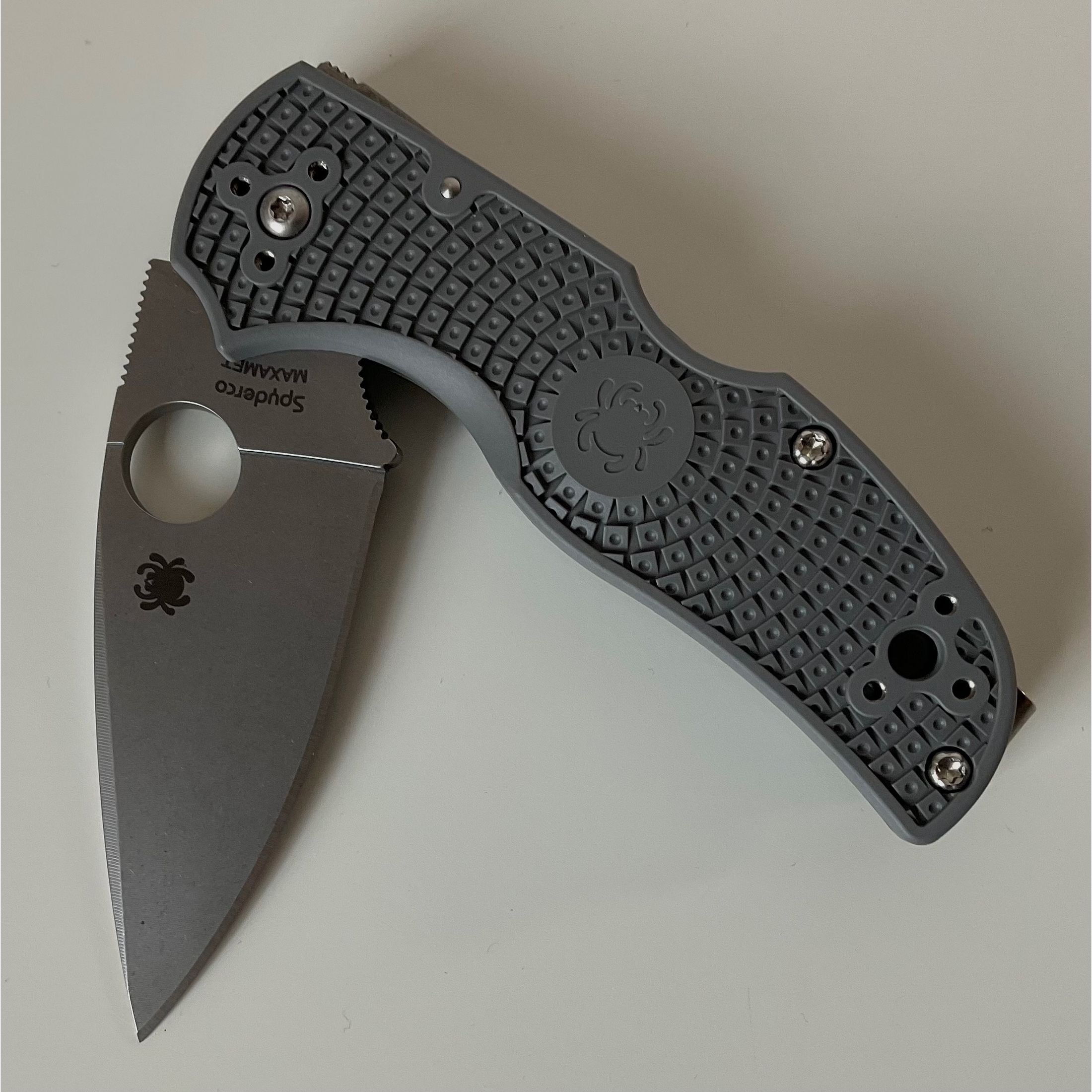 Spyderco Native 5 Maxamet C41GY5 Folder, FRN grau mit Deep Carry Clip von Lynch