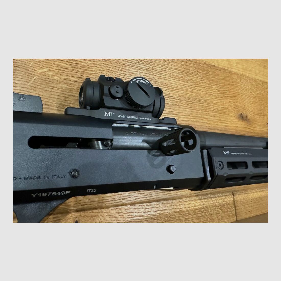 Benelli M4 Super 90 TS mit Aimpoint und M-LOK Voderschaft