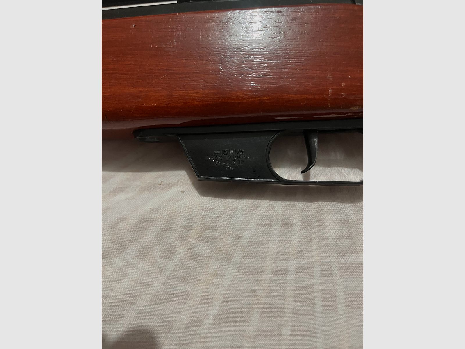 Fünf  Luftgewehre abzugeben. 1 Gewehr Suhl. 1 Gewehr Umarex. 3 Gewehre Lion Brand. Siehe Photo. 