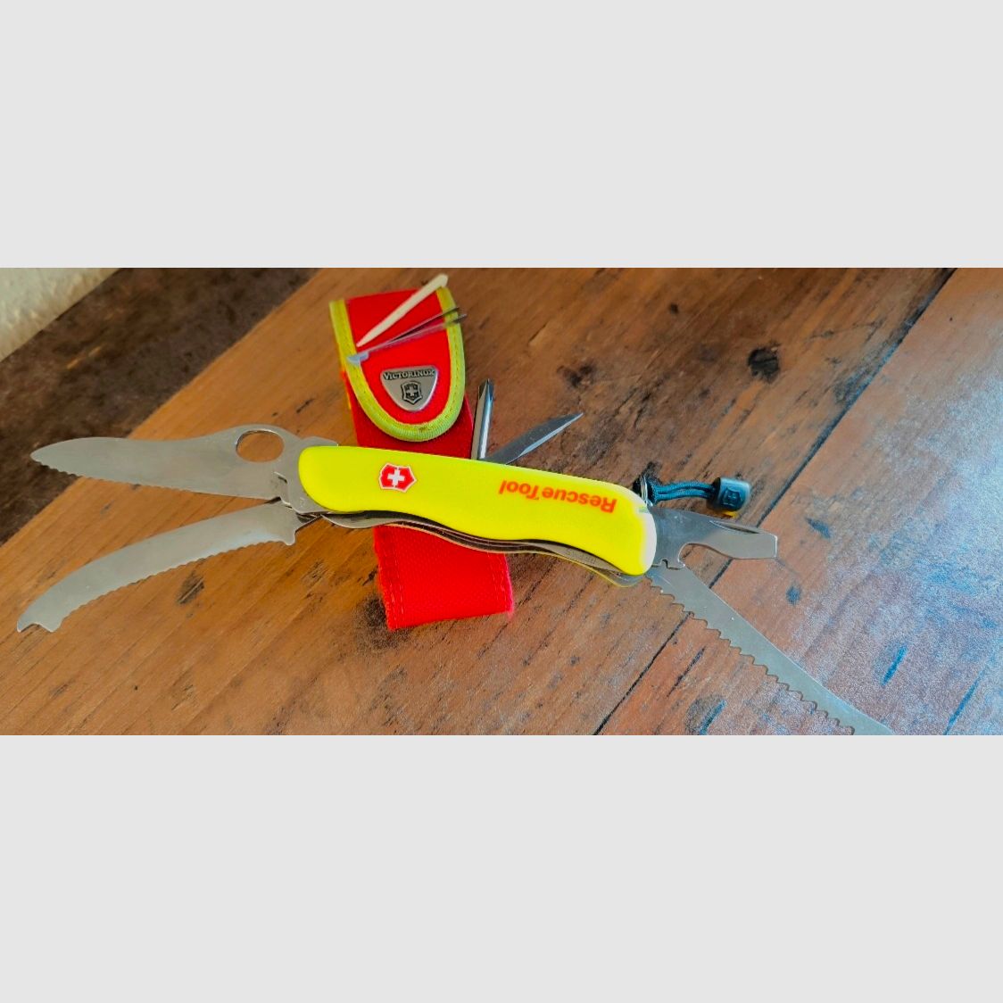 Gebrauchtes Original Schweizer Taschen Messer - Rescue Tool mit Etui 