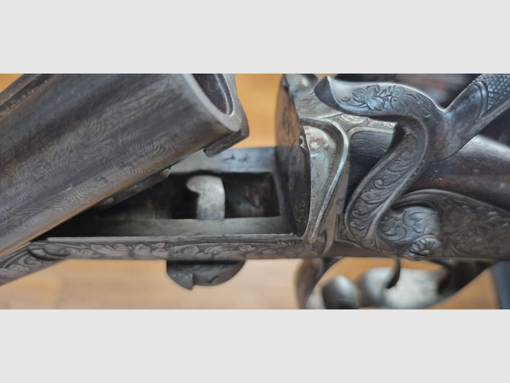Bellissimo fucile da caccia sovrapposto – Firmato sulla banda delle canne "Maison de l’Inventeur Lefaucheux – 37 rue Vivienne a Parigi" – Canne in damasco superbe – Cal. 16 – Brunitura all'85% – Magnifiche incisioni su accessori e parti – Tutte le viti guilloché – Piastra del calcio in ebano – Bellissimo noce rosso – Eccellente stato meccanico – Nessun gioco – Canne ancora molto pulite nonostante un'ossidazione antica – E un "VERO" Lefaucheux! – Arma in TBE globale – TBE, immagine 46 di 47