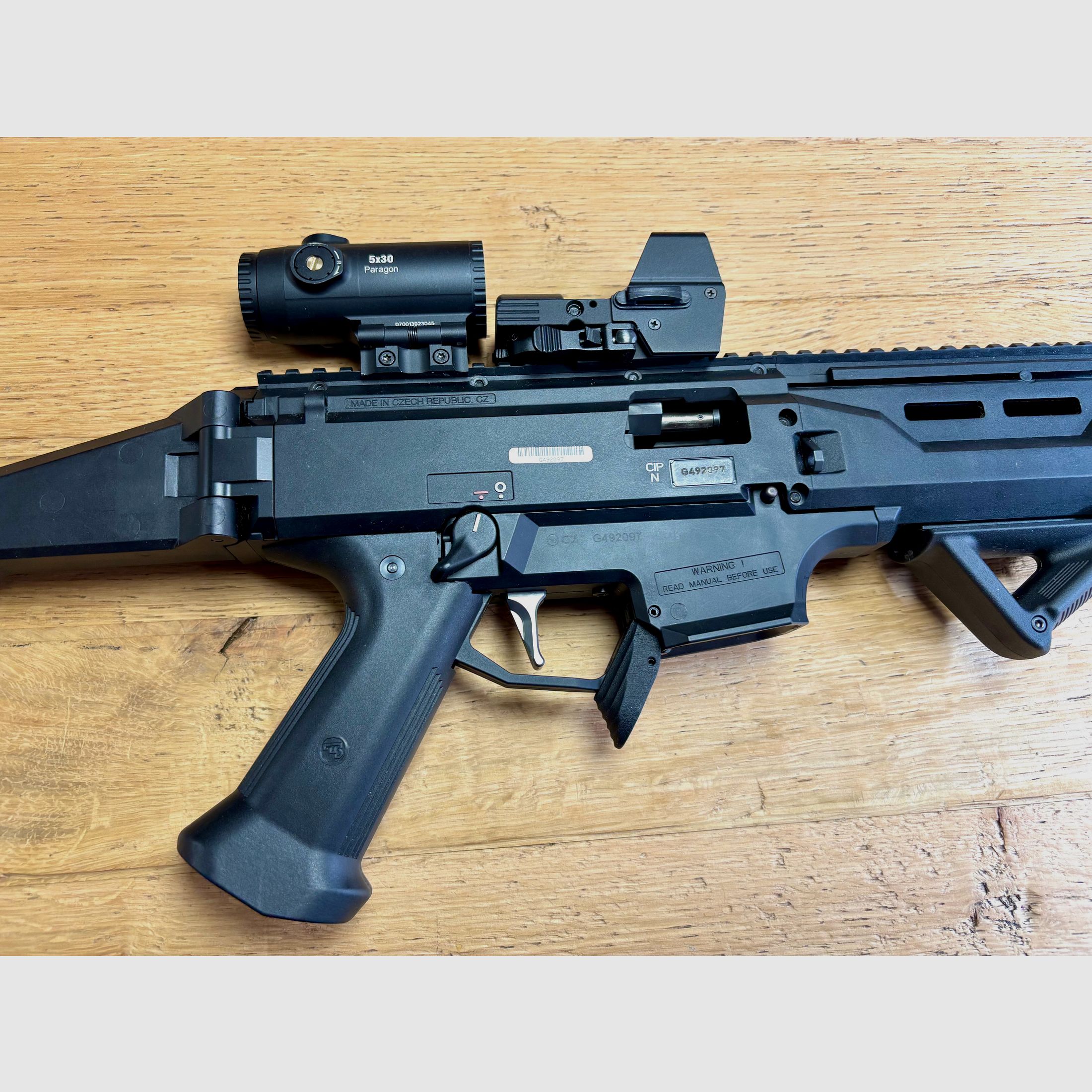 Selbstladebüchse CZ Scorpion Evo 3 S1 Carbine Sportabzug, Schubschaft klappbar,  Kompensator – Kaliber 9 mm Luger inkl. Red Dot u 5fach Magnifier