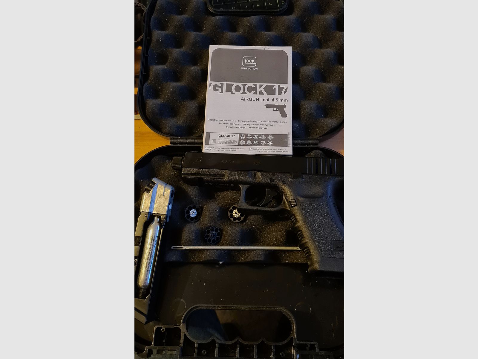 Glock 17 with barrel thread Co2 pistol caliber 4.5 mm steel BB / Diabolo blowback