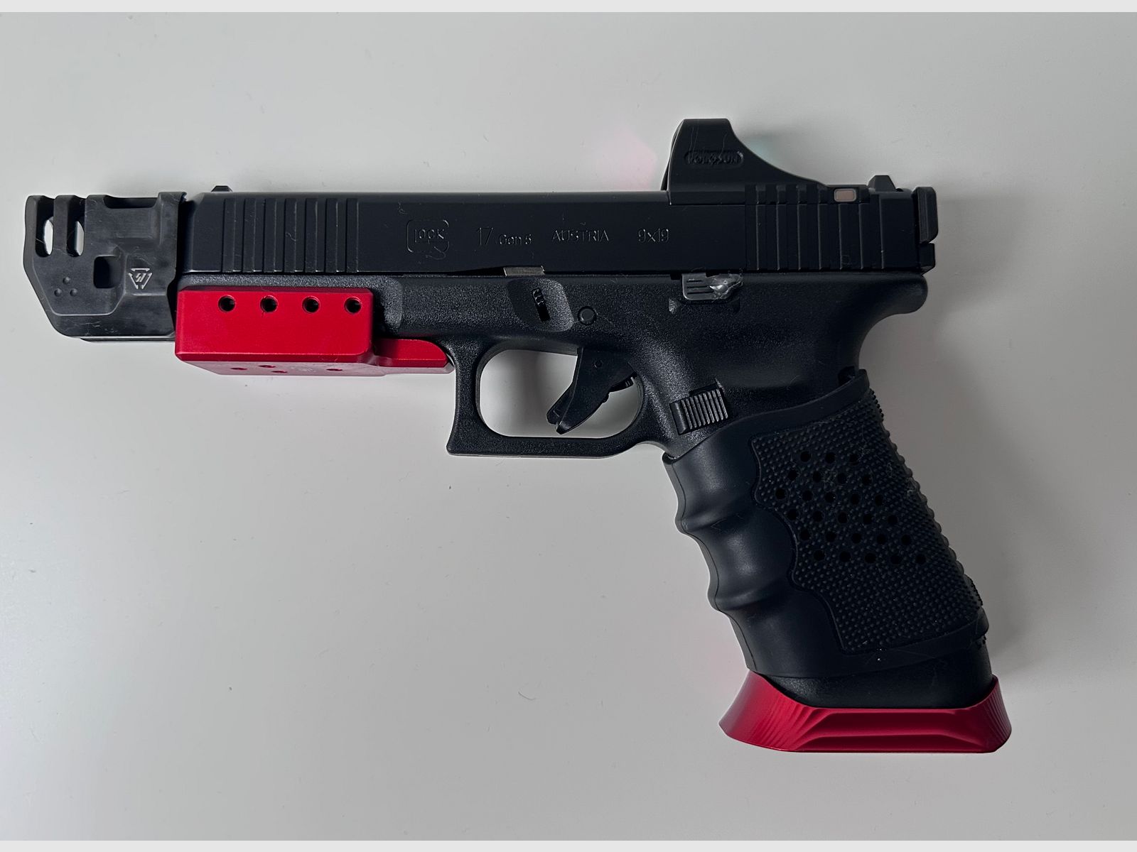 Glock 17 Gen5 MOS (01/2025), Strike Industries Comp, Holosun SCS-MOS-GR, Black Trident Holster, many extras, as good as new