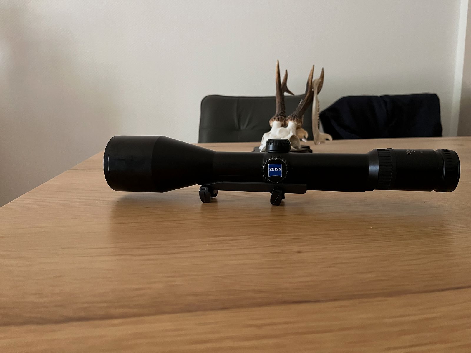 ZEISS Diavari VM 3-12x56 T z podświetlanym krzyżem na montażu siodłowym Blaser
