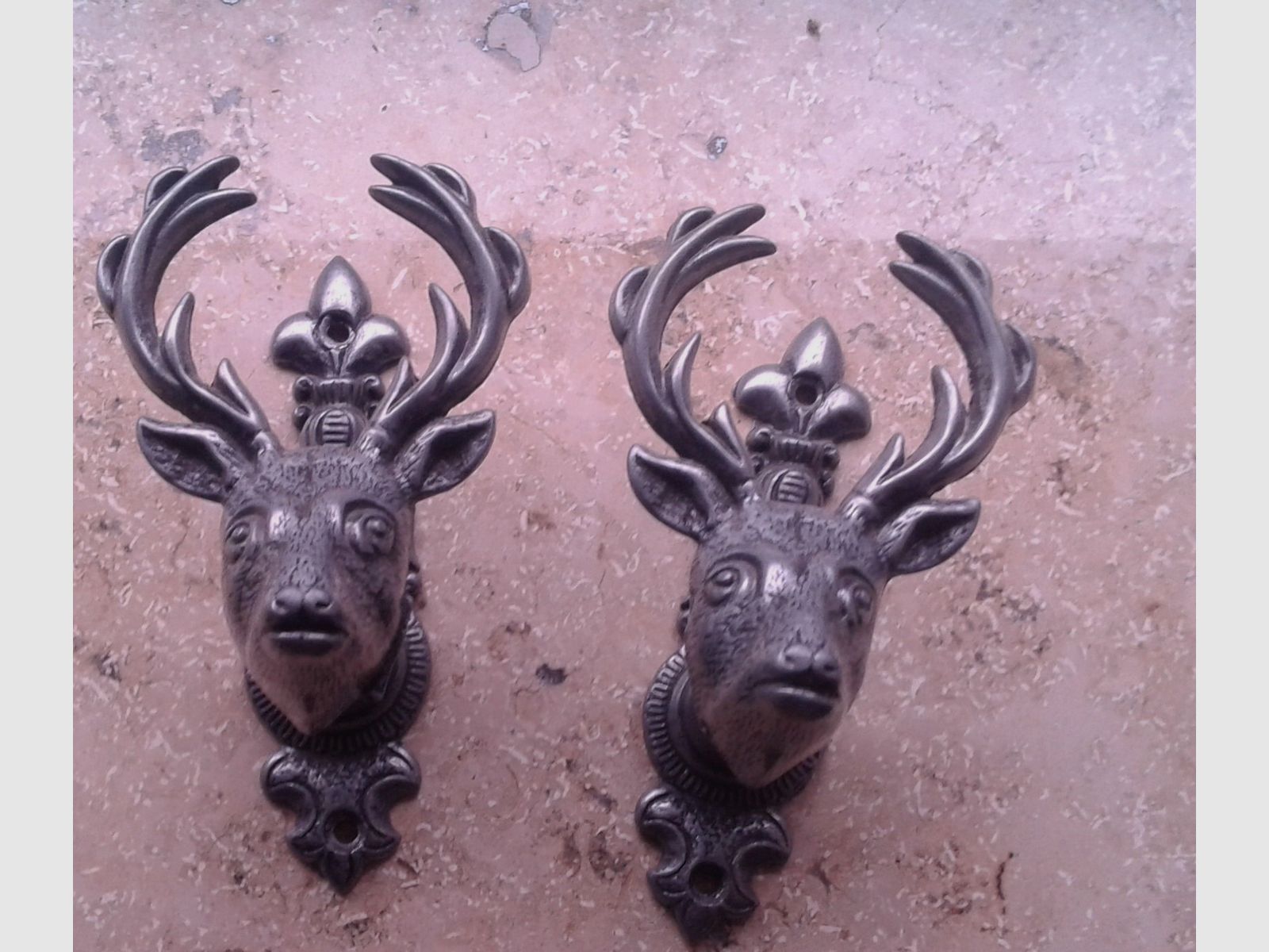 Decoratief geweer met 2 wandbeugels hertenkop