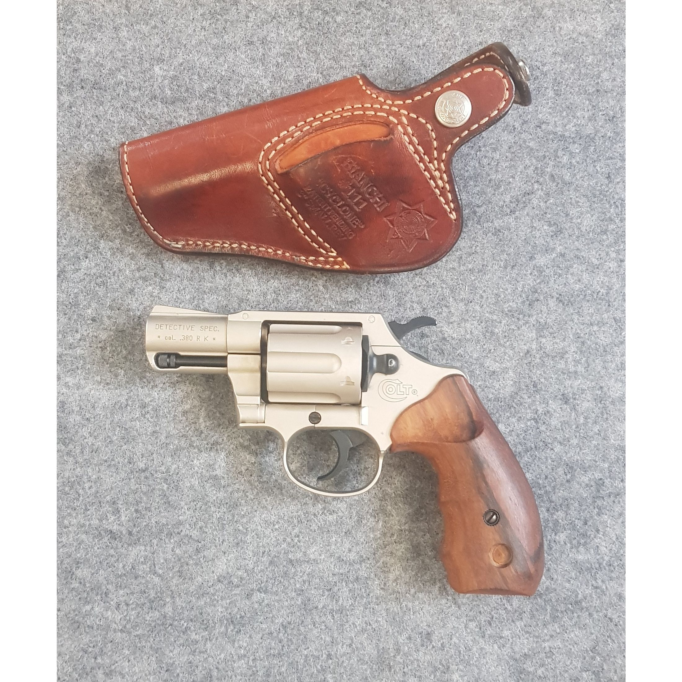 Neuwertiger SRS Revolver Colt Detective Spec.  Nickel im Cal. .380 RK 9mm RK Holster Bianchi 111 Cyclone