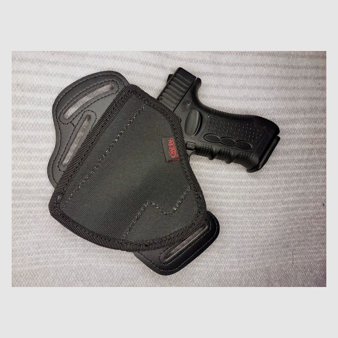 Zoraki 917 pistolet d'alarme 9 mm P.A.K. (PTB 1023) avec un nouvel étui en Cordura First Strike sur mesure.