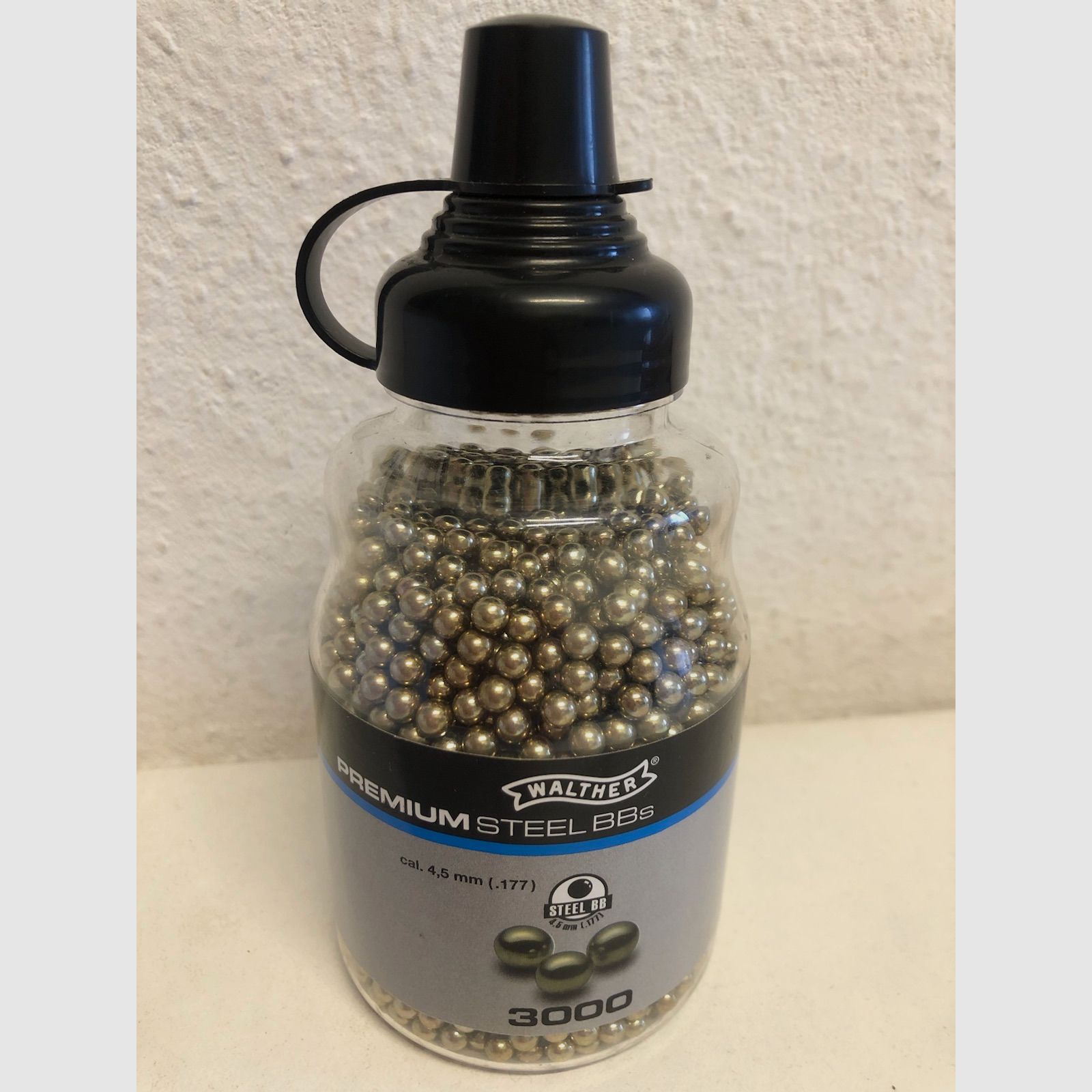 Walther Premium Steel BBs. cal. 4, 5 mm, Umarex, Luftdruck, angefangene Flasche, noch gut gefüllt, gold