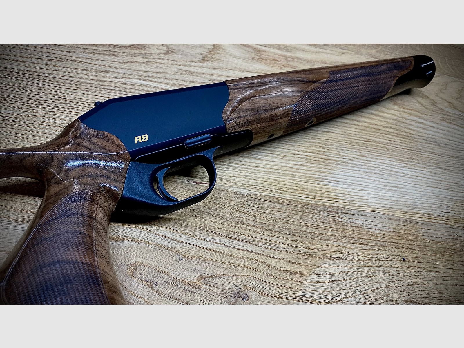 Blaser R8 Success Schäftung / Holzklasse 4 / R8 Logo in Gelb / top Holz absolute Gelegenheit