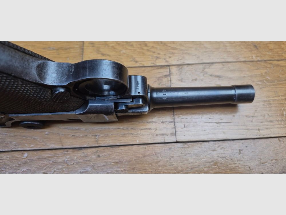 Pistolet Luger P08 – Code « BYF » pour une fabrication Mauser de 1942 – Arme 100% mono-matricule renumérotée – Re bronzée et code 42 re gravé – Bon état mécanique et superbe canon – Rééprouvé à Ulm en 1976 – Chargeur moderne – BE+/TBE-, image 10 sur 24