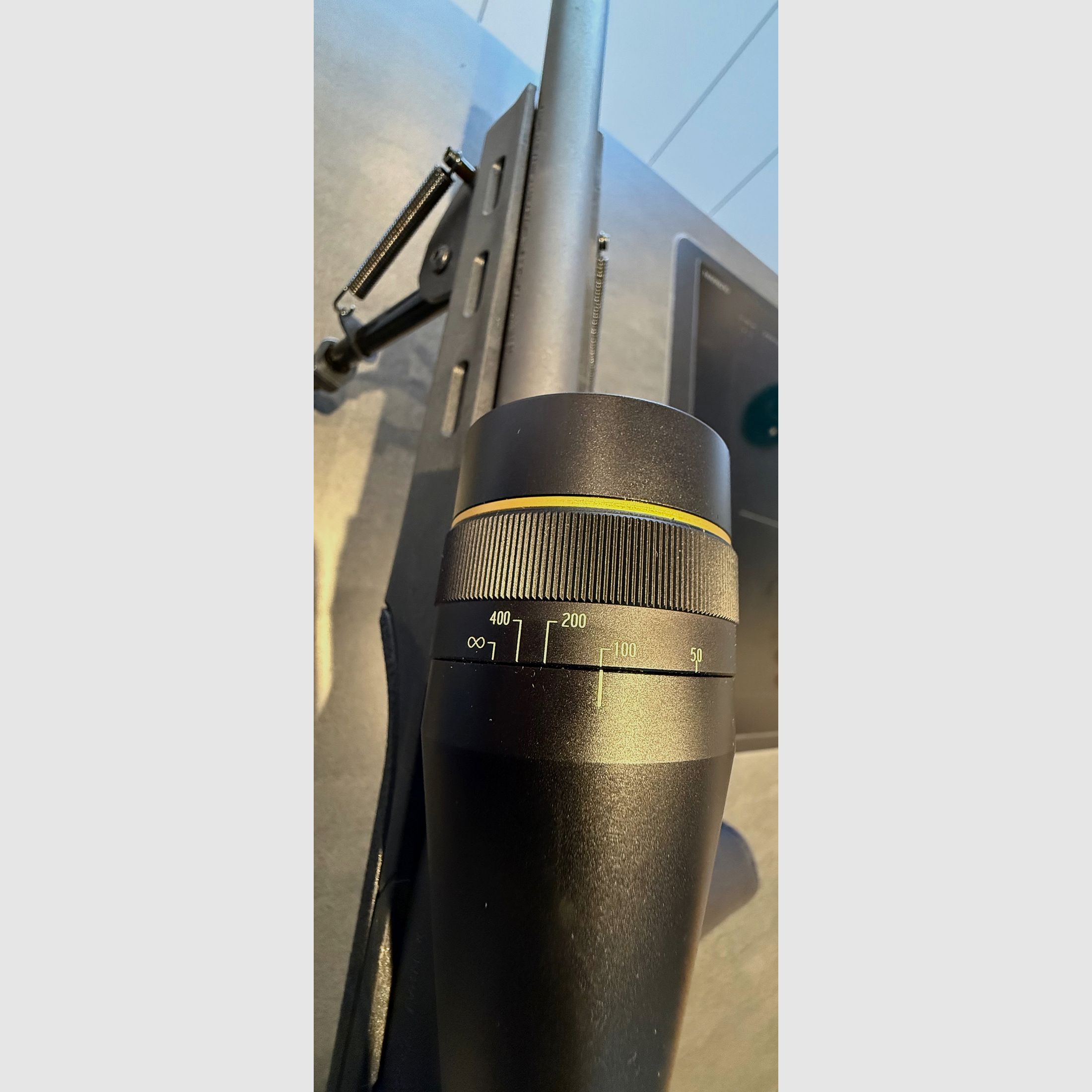 Fucile a ripetizione Remington 700 in calibro .223 REM con ottica Leupold 6–18 VX-II