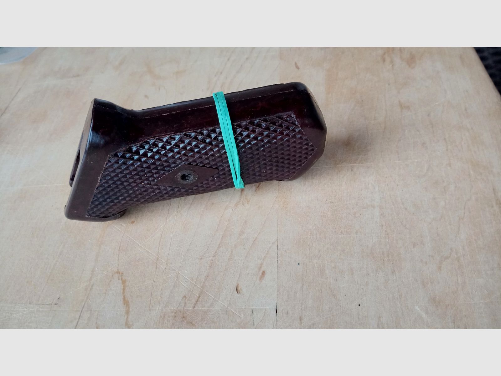 Original AK47 Typ 1 Griff aus Bakelit / zusammengehörige Griffschalen