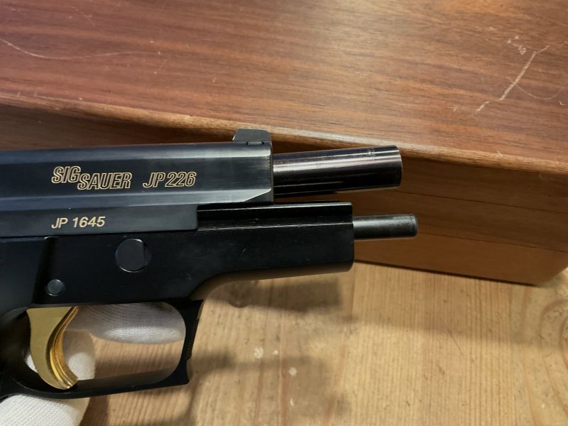 Pistole SIG JR226 Jubiläumsmodell 125Jahre im Holzkasten 9mmLuger SNR JP1645