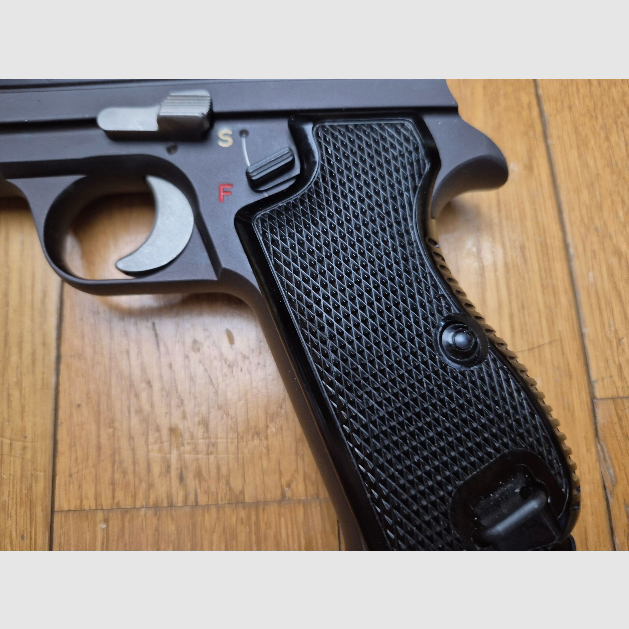 Spendide pistolet SIG P210-2 – Mythe du 9 para – Arme civile conforme au type Armée post 1952 du 4° contrat militaire – Fabrication SIG suisse de 1969 – Bronzage superbe à 99,5% – Fonctionnement et canon de rêve – État TBE+++ !, image 4 sur 19