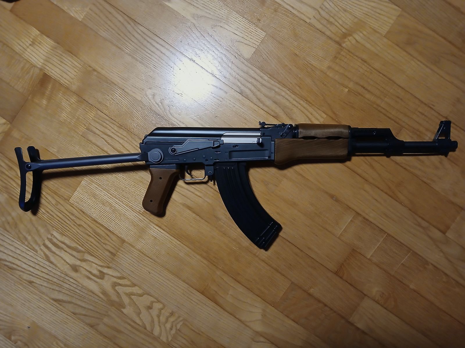 AK con resorte de pluma