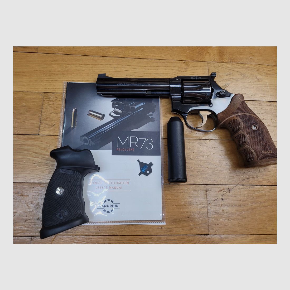 Sublimer Revolver Manurhin MR73 Modell Sport – Kal. .357 mag in 5 1/4 Zoll – Herstellung Chapuis von 2002 in hervorragendem Zustand – Serie HA Sport – Tiefblau glänzende Brünierung zu 100% – Lauf und Kammern spiegelglatt – Traumhafte Mechanik – Patridge-Visier – LPA-Visierung – Sichtlinie von 20cm – Neuzustand mit Trausch-Griffen zusätzlich in seiner Originalbox, Bild 20 von 22