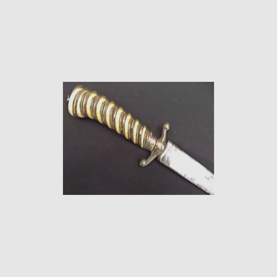 3-145 HIRSCHFÄNGER mit Elfenbein-Silbergefäß,  punziert Paris 1768