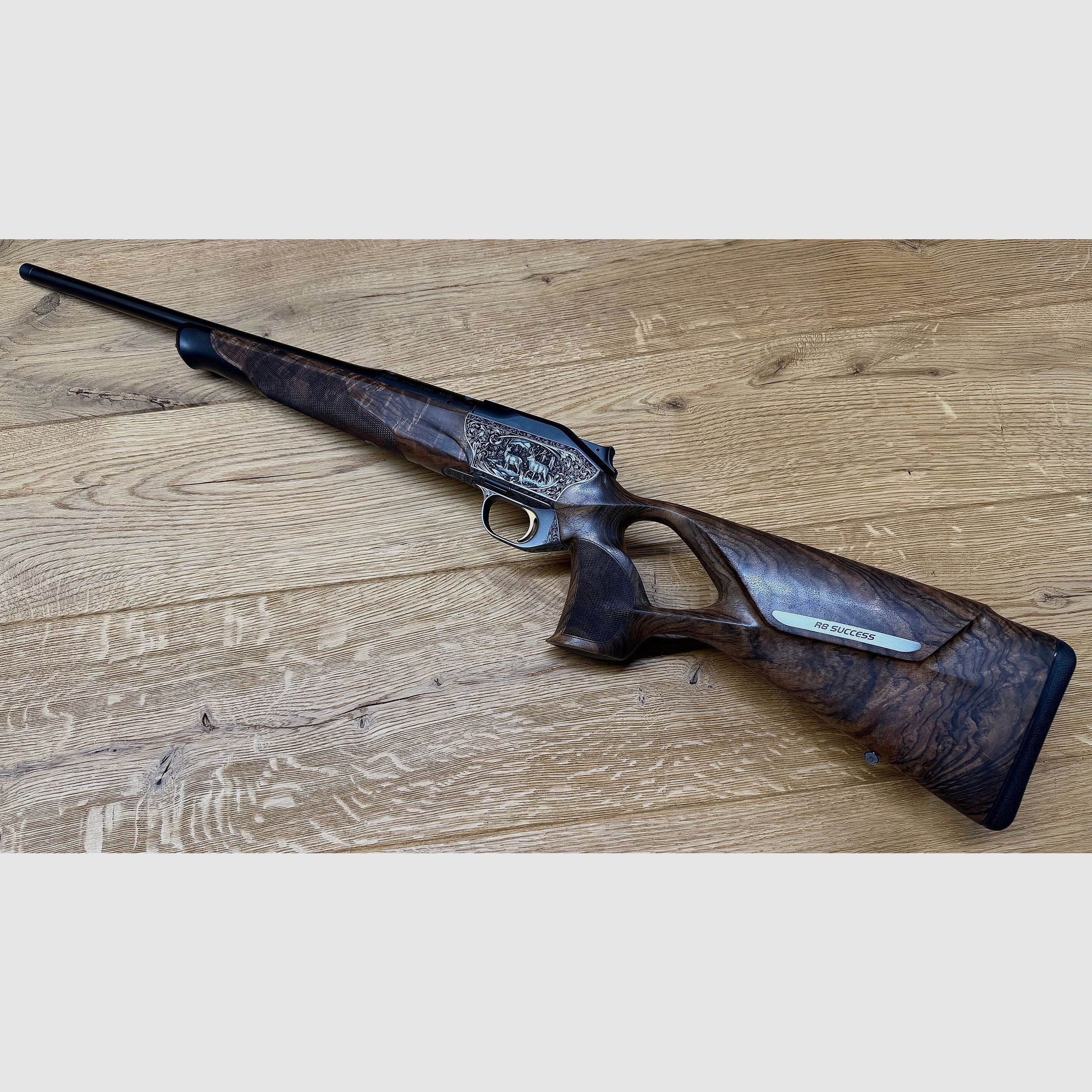 Blaser R8 Grand Luxe Success / Holzklasse 6 / Seidenmattes Finish / Goldener Abzug / Systemkasten + Magazineinheit graviert / TRAUMWAFFE