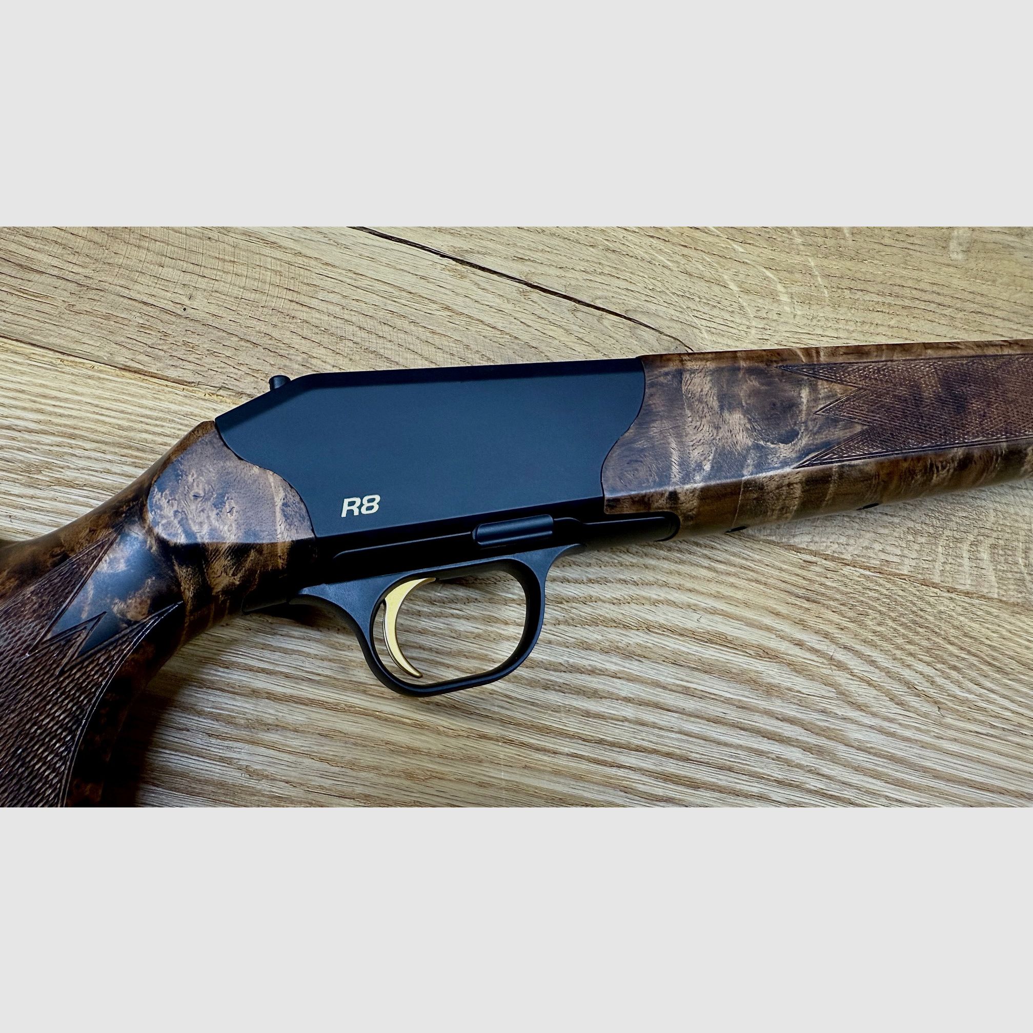 Blaser R8 Custom Schaft mit Gehäuse/System // HK 9-10 // R8 Logo und Abzug in gold // TRAUMSCHAFT
