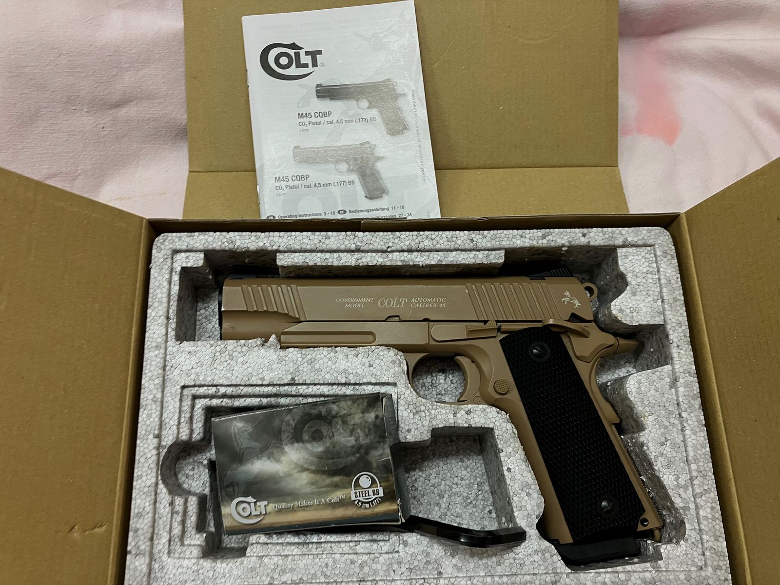 Colt M45 CQBP Co2 Pistole in Original Verpackung und Zubehör, es handelt sich um die seltene TAN Beige farbene, in sehr guten fuktionstüchtigen Zustand. 