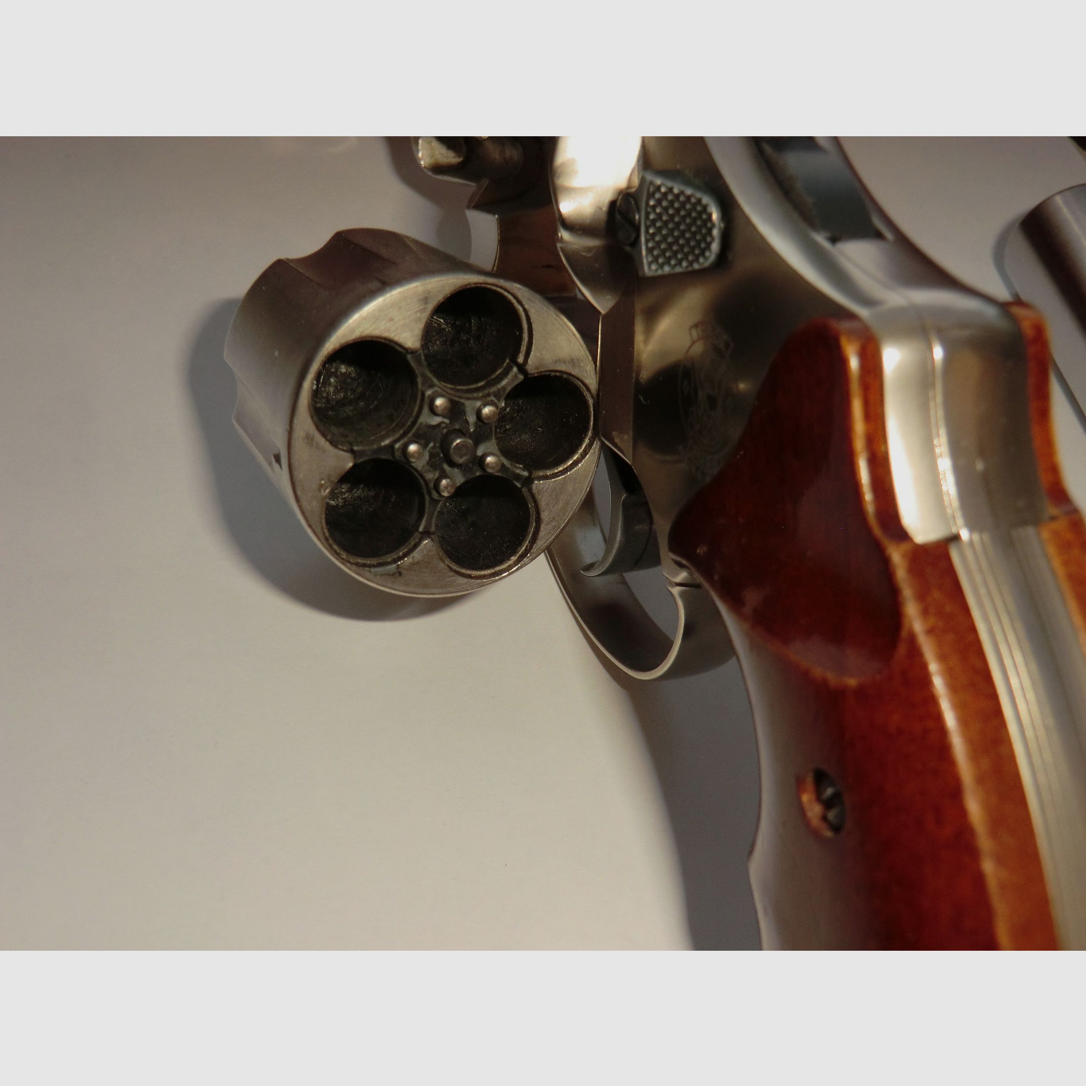 Smith and Wesson Combat Magnum Revolver Cal.45 vernickelt inkl. Schalldämpfer und Munition PTB 617