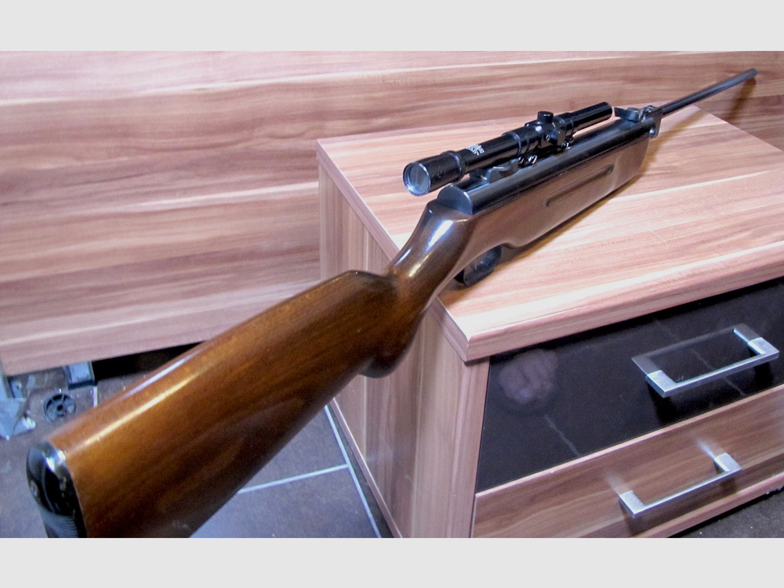 Karabinek pneumatyczny marki Weihrauch, model HW 35