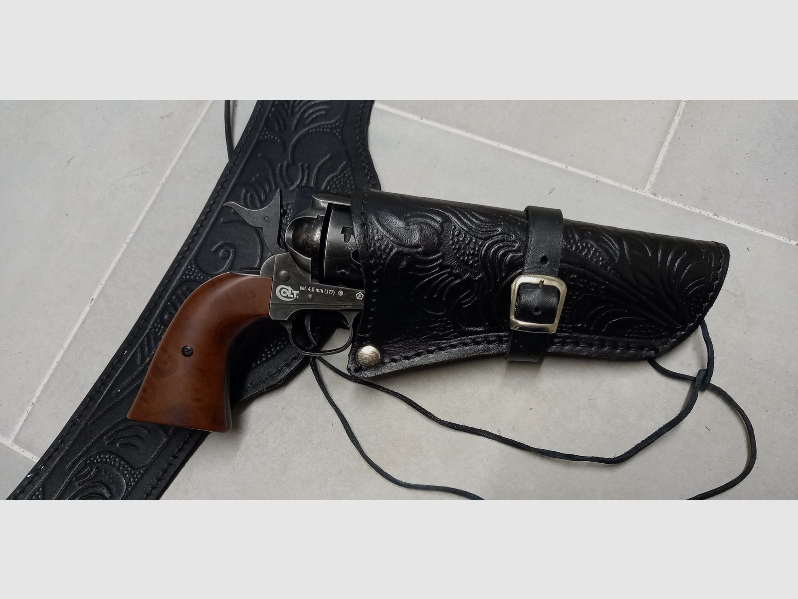 Sehr schöner langer Leder Westerngürtel mit Halfter 
