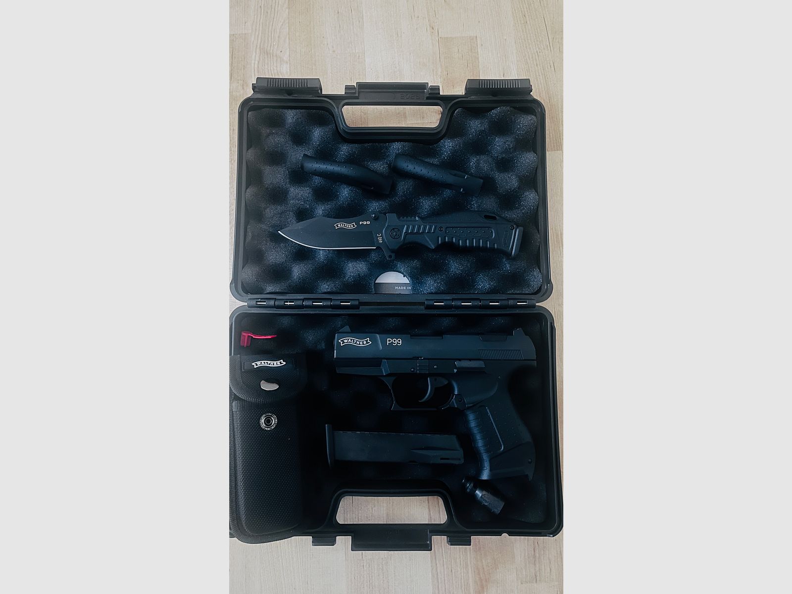 Walther P99 P.A.K - Z nożem Walther P99 i walizką