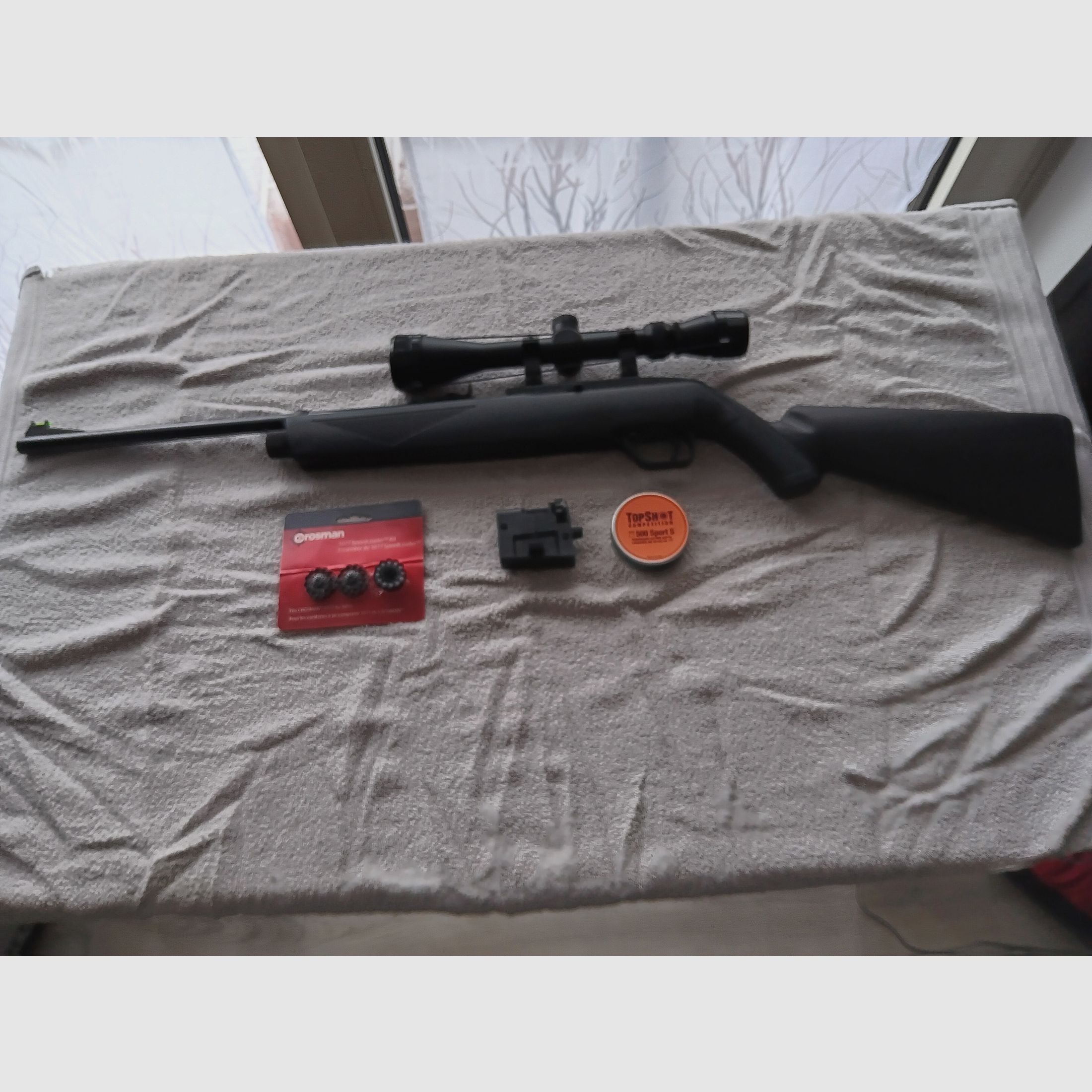 New Co2 Crosman 1077 with scope 12 shot mag.