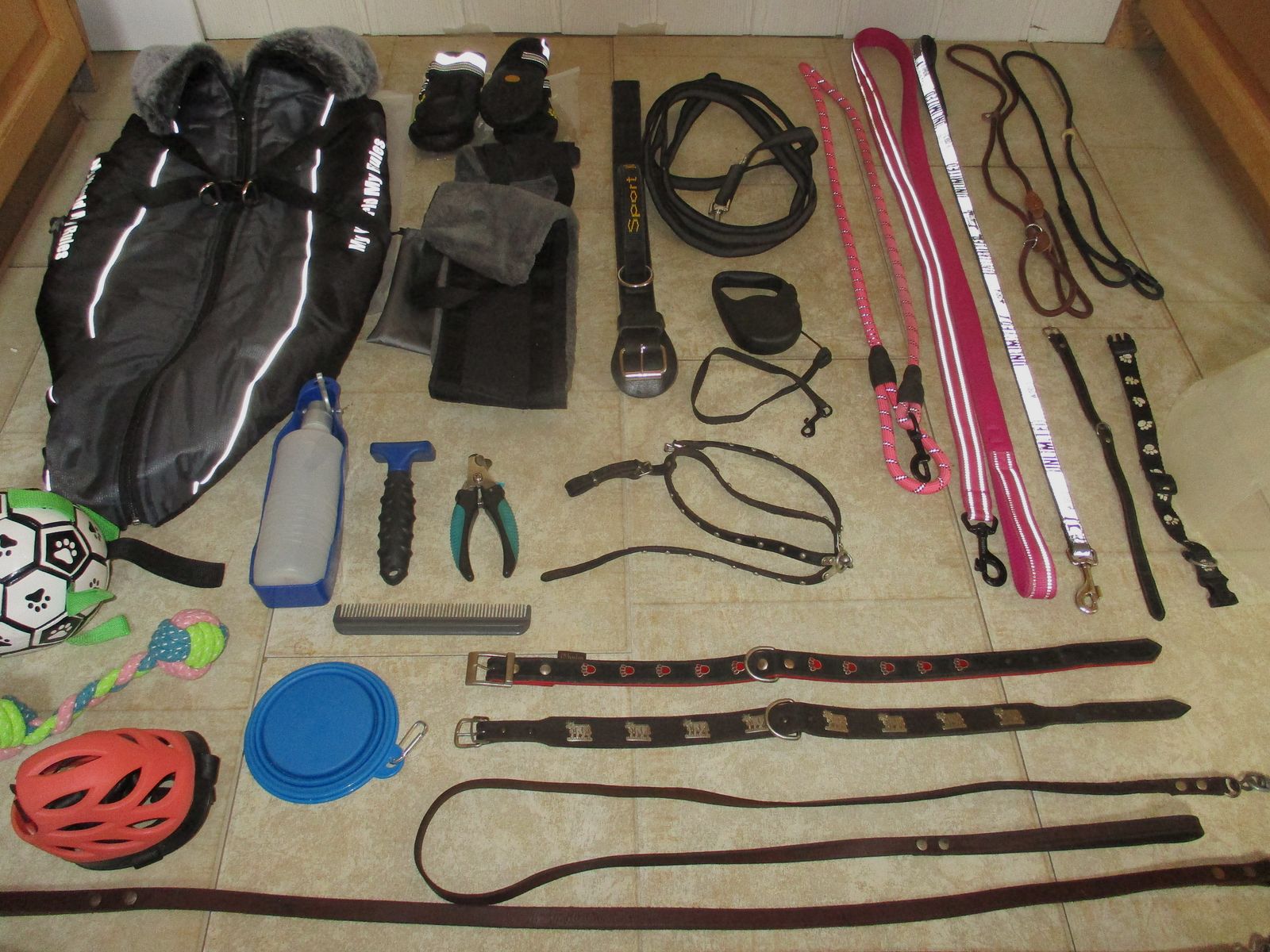 Hundezubehör, Leinen, Halsbänder, Kleidung, Näpfe...