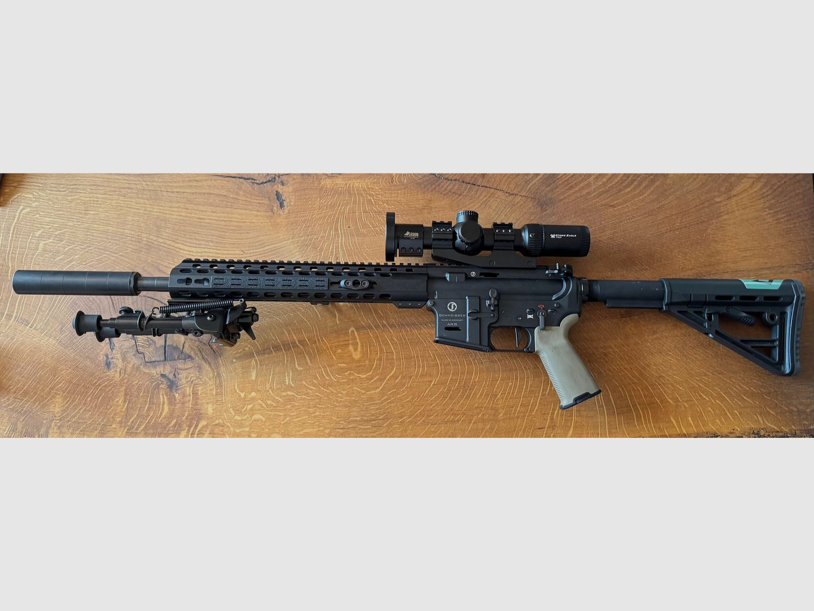 Schmeisser AR-15 M5F mit Visier und Schalldämpfer 223