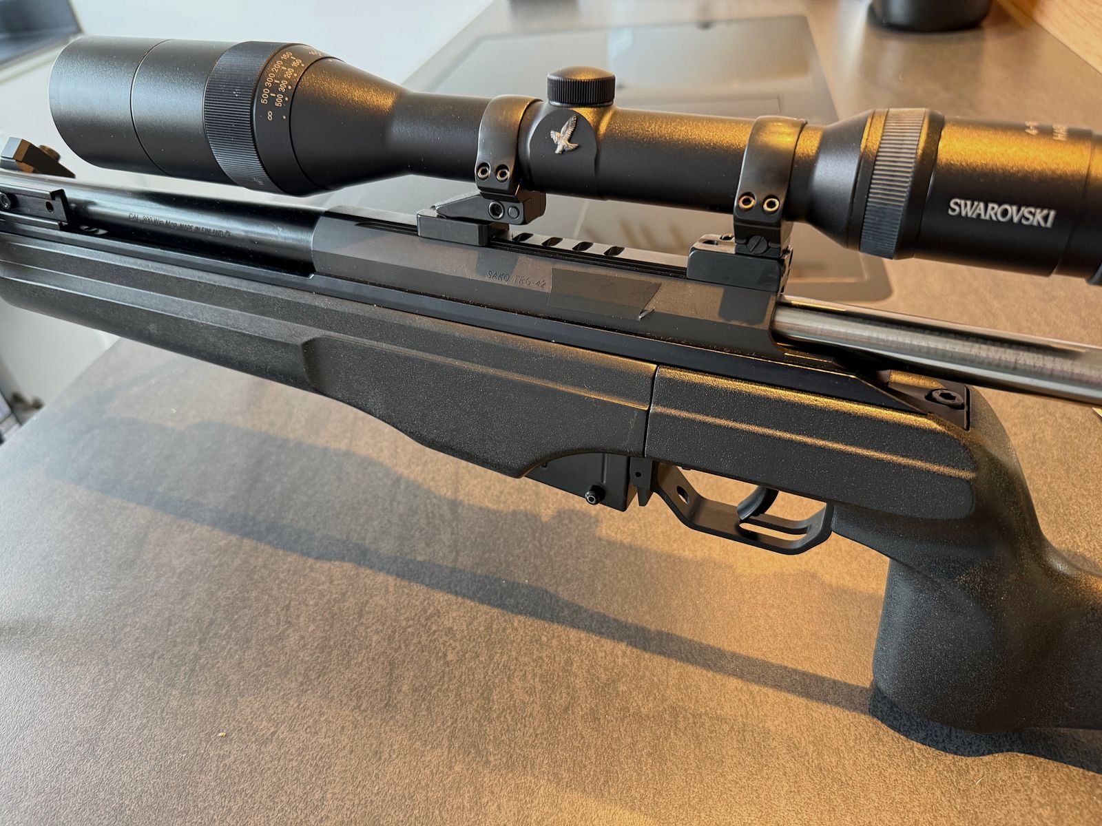 Sako TRG 42, Cal. 300 Win Magnum, negro. Swarovski Habicht, 4-16x50