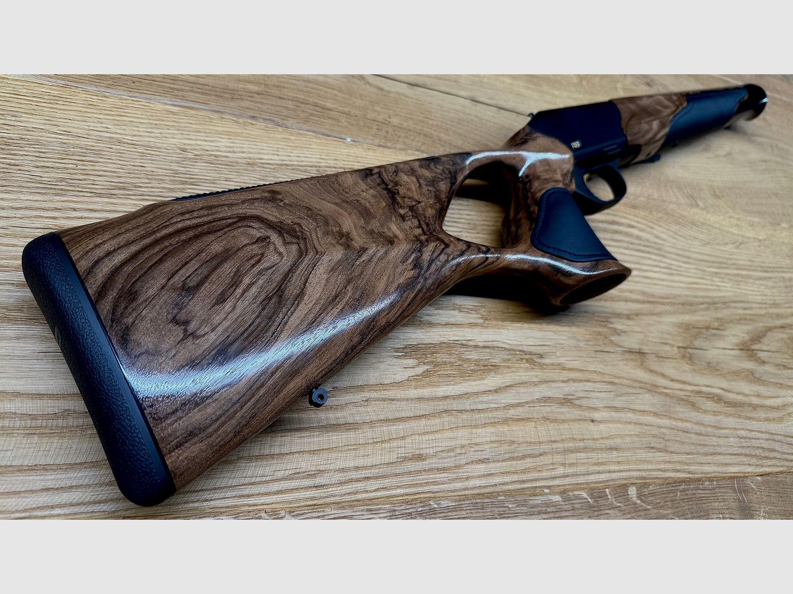 Blaser R8 Success skórzana kolba z systemem / klasa drewna 6 / skóra czarna / elementy złote